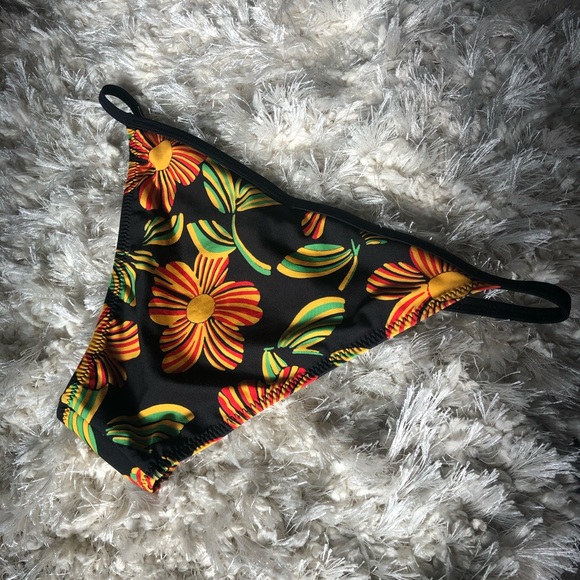 The Bianca Bikini Bottoms 🌸 - Picture 4 of 4